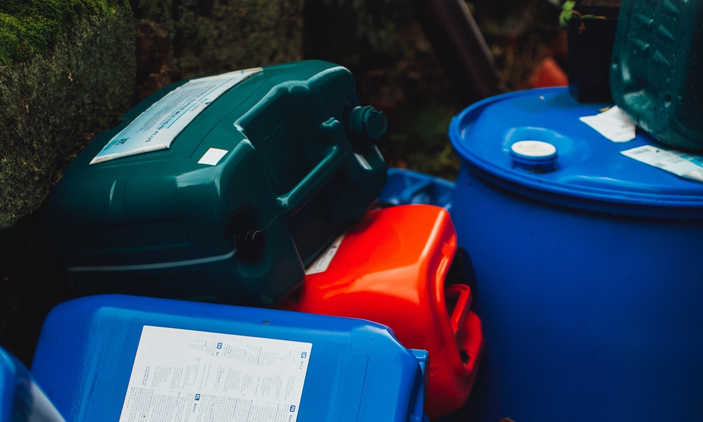 Plastic water container and its use